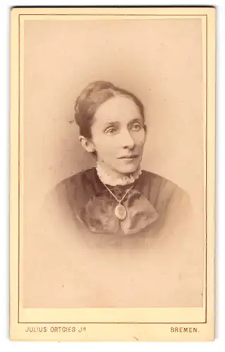 Fotografie Julius Ortgies Jr., Bremen, Am Wall 116, Zierliche Dame mit Hochsteckfrisur mit Medaillonhalskette