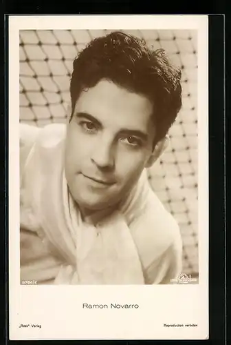 AK Schauspieler Ramon Novarro in weissem Pullover mit Halstuch