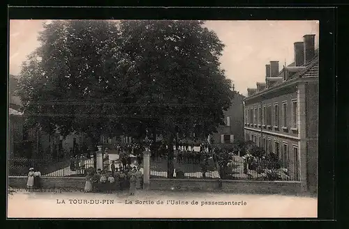 AK La Tour-du-Pin, La Sortie de l`Usine de passementerie