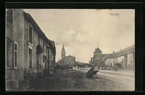 AK Viéville, Strassenpartie mit Blick zur Kirche