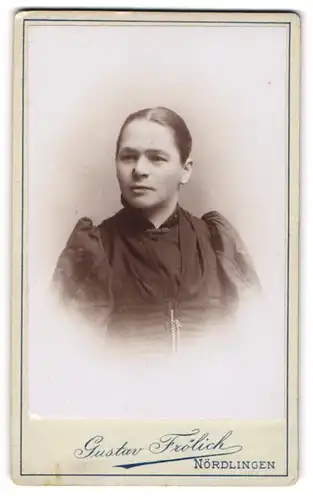 Fotografie Gustav Frölich, Nördlingen, Junge Dame im Kleid mit Puffärmeln