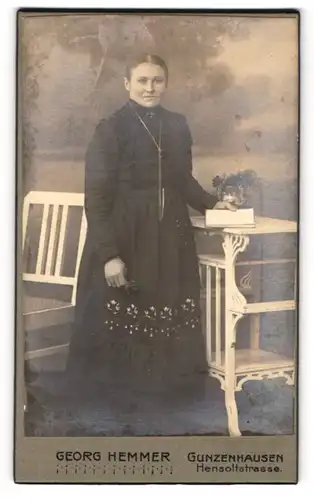 Fotografie Georg Hemmer, Gunzenhausen, Hensoltstrasse, Dame im Kleid mit Buch und langer Halskette