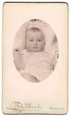 Fotografie Jos. Albert, München, Carlstrasse 21, Portrait eines Neugeborenen