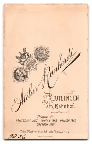 Fotografie Atelier Reinhardt, Reutlingen, Dame im Spitzenkleid mit Halsband