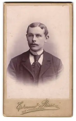 Fotografie Edmund Risse, Bochum, Friedrich-Str. 35, Junger Herr im Anzug mit Krawatte