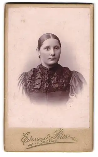 Fotografie Edmund Risse, Bochum, Friedrich-Str. 35, Junge Dame im gerafften Kleid mit Puffärmeln