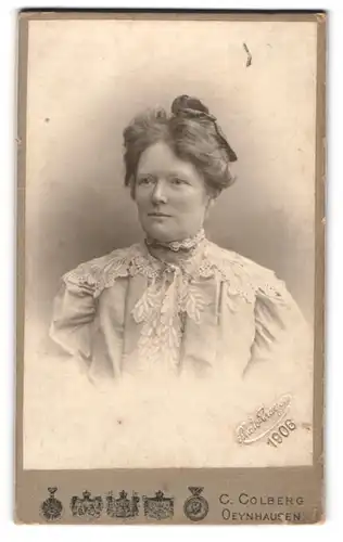 Fotografie C. Colberg, Oeynhausen, Dame im Oberteil mit Spitzendetails