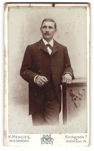 Fotografie H. Menges, Wiesbaden, Kirchgasse 7, Junger Herr mit Zigarre im Anzug