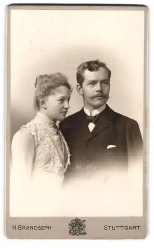 Fotografie H. Brandseph, Stuttgart, Marienstrasse 36, Paar im Portrait mit Spitzenkleid und Anzug