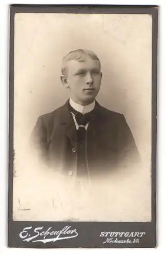Fotografie Ernst Scheufler, Stuttgart, Neckarstrasse 84, Junger Herr im Anzug mit Krawatte
