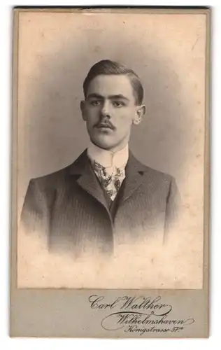 Fotografie Carl Walther, Wilhelmshaven, Königstrasse 57a, Junger Herr im Jackett mit Krawatte