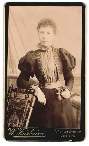 Fotografie W. Feirbairn, Leith, 10, Crown Street, Bürgerliche Dame mit einem Fernglas