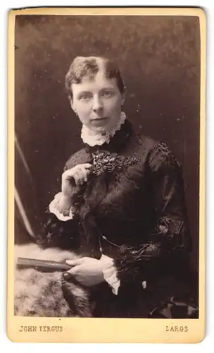 Fotografie John Fergus, Largs, Bürgerliche Dame in hübscher Kleidung