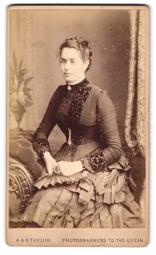 Fotografie A. & G. Taylor, Bristol, 1, Baldwin Street, Junge Dame in hübscher Kleidung mit Fächer