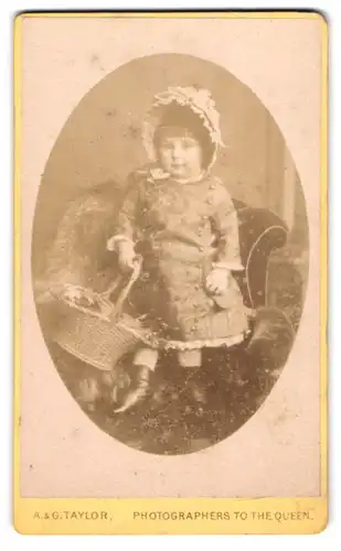 Fotografie A. & G. Taylor, Bristol, 1, Baldwin Street, Kind in hübscher Kleidung mit einem Korb
