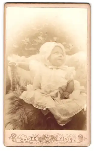 Fotografie unbekannter Fotograf und Ort, Süsses Kleinkind im Kleid mit Haube
