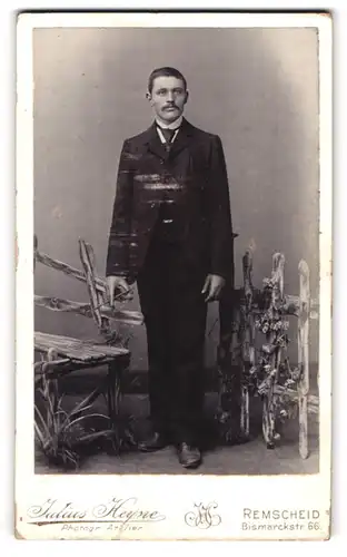 Fotografie Julius Heyne, Remscheid, Bismarckstrasse 66, Junger Herr im eleganten Anzug