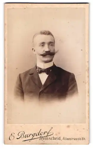 Fotografie E. Burgdorf, Remscheid, Alleestrasse 18 b, Eleganter Herr mit Schnauzbart