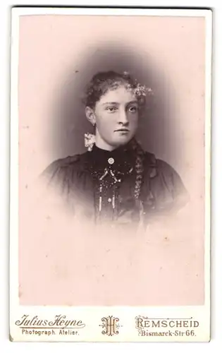 Fotografie Julius Heyne, Remscheid, Bismarck-Strasse 66, Junge Dame im hübschen Kleid