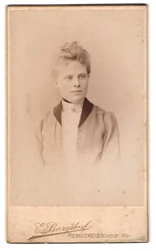 Fotografie E. Burgdorf, Remscheid, Alleestrasse 18 b, Junge Dame in zeitgenössischer Kleidung