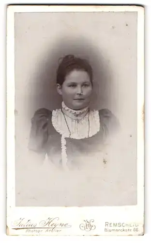 Fotografie Julius Heyne, Remscheid, Bismarckstrasse 66, Junge Dame im Rüschenkleid