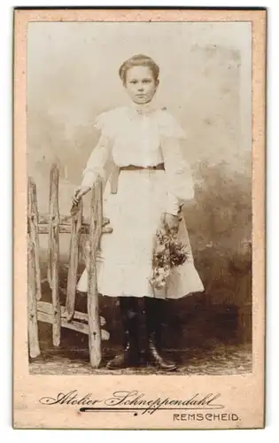 Fotografie Rud. Schneppendahl Witwe, Remscheid, Elberfelderstrasse 28, Junge Dame im weissen Kleid