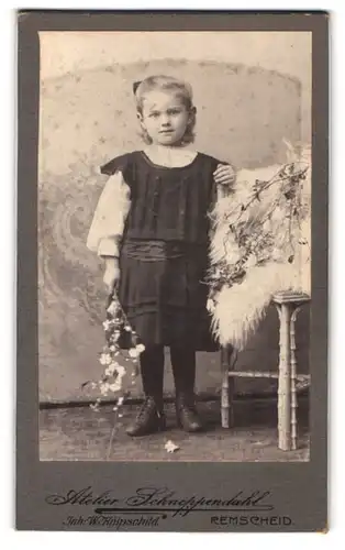 Fotografie W. Knipschild, Remscheid, Kleines Mädchen im Kleid mit Blumen