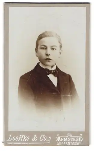 Fotografie Loeffke & Co., Remscheid, Alleestrasse, Hübscher Knabe im Anzug mit Fliege