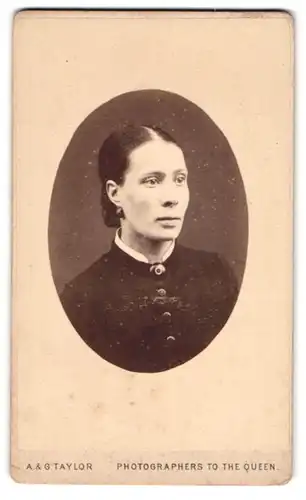 Fotografie A. & G. Taylor, Bristol, 1, Baldwin Street, Junge Dame mit Kragenbrosche