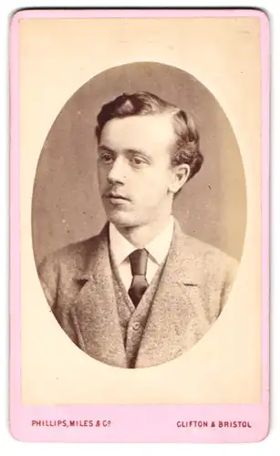 Fotografie Phillips Miles & Co., Clifton, 15, Royal Promenade, Queen`s Road, Junger Herr im Anzug mit Krawatte