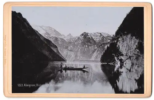 Fotografie Stengel & Co., Dresden, Ansicht Königsee, Ruderboot auf dem ruhigen See mit Alpenpanorama