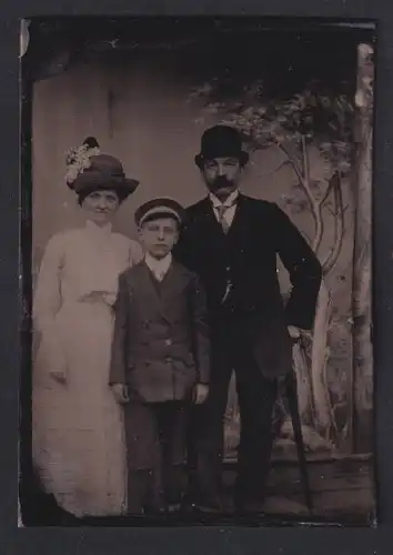 Fotografie Ferrotypie Mutter und Vater mit Ihrem Sohn vor einer Studiokulisse