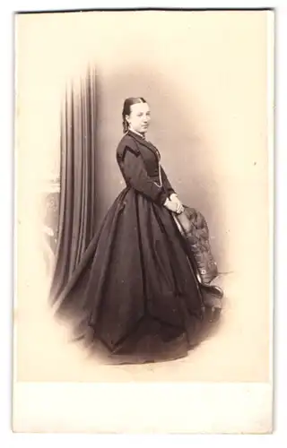 Fotografie Fotograf unbekannt, Portrait York, junge Engländerin im schwarzen Kleid mit Korkenzieherlocken