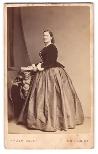 Fotografie Hyman Davis, London, 35 Bruton St., englische Dame im seidenen Kleid mit Samtbluse und üppiger Oberweite