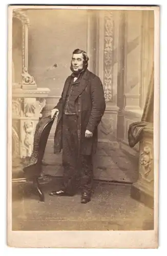 Fotografie E. Gregson, Halifax, englischer Herr im dunklen Anzug mit Schifferkrause