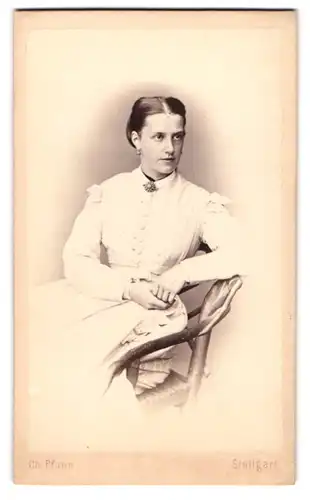 Fotografie Ch. Pfann, Stuttgart, junge Dame im hellen Kleid mit Brosche und Ohrringen