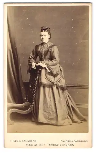 Fotografie Hills & Saunders, Oxford, Portrait Dame im Kleid mit Fransen und Brosche