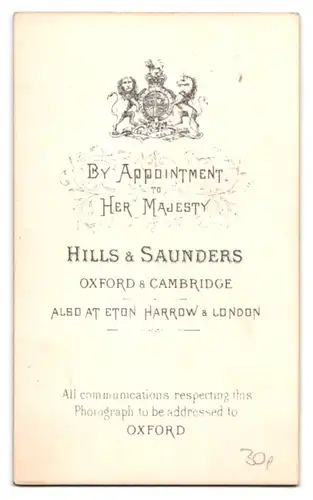 Fotografie Hills & Saunders, Oxford, Portrait Dame im Kleid mit Fransen und Brosche