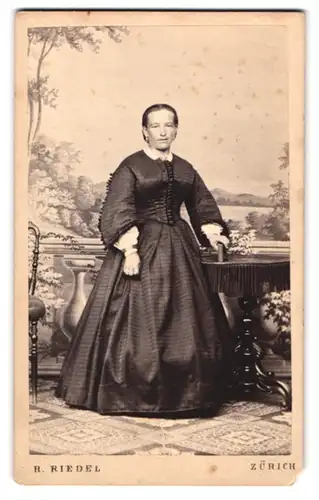 Fotografie R. Riedel, Zürich, Dame im dunklen karierten Kleid mit Ohrringen