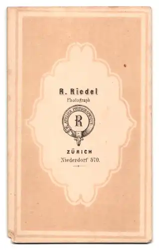 Fotografie R. Riedel, Zürich, Dame im dunklen karierten Kleid mit Ohrringen