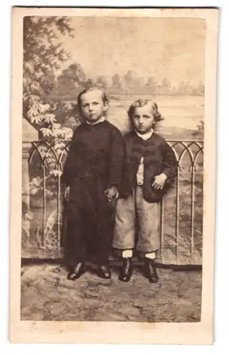 Fotografie unbekannter Fotograf und Ort, zwei junge Knabe Adolf und Ernst Brodmärkel vor einer Studiokulisse