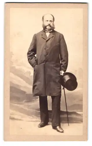 Fotografie L. Wagner, Carlsruhe, Herr im Anzug mit Stock und Zylinder trägt Backenbart