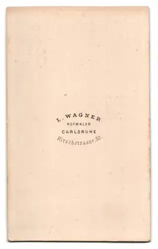 Fotografie L. Wagner, Carlsruhe, Herr im Anzug mit Stock und Zylinder trägt Backenbart