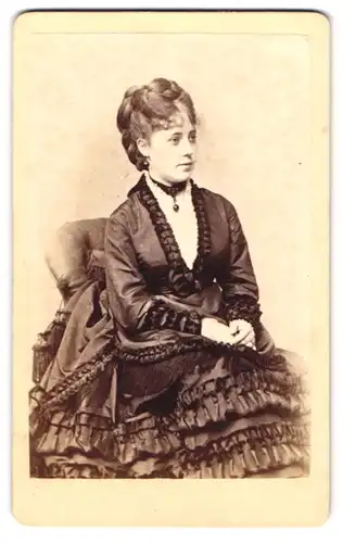 Fotografie Fr. Haarstick, Düsseldorf, junge Dame im dunklen Rüschenkleid mit Halsband