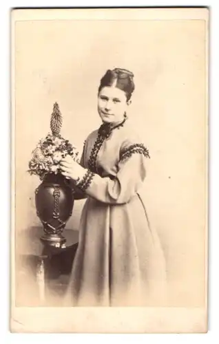 Fotografie Stuart, Glasgow, junge Schottin im hellen Kleid bestückt eine Blumenvase