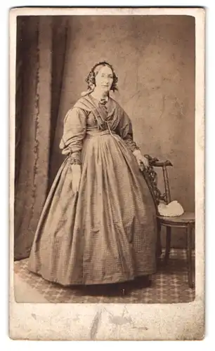 Fotografie J. Bottomley, Bradford, Portrait englische Dame im karierten Reifrockkleid mit Haube