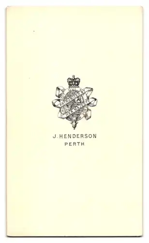 Fotografie J. Henderson, Perth, schottische Edeldame im Samtkleid mit Perlenkette und geflochtenen Haaren