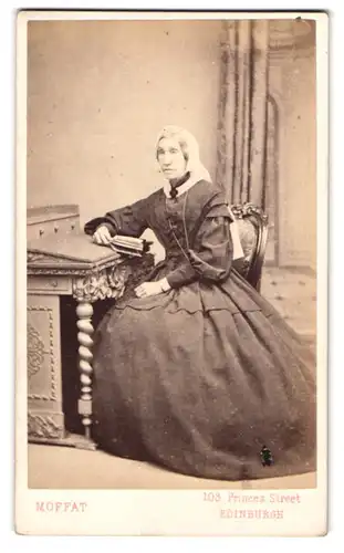 Fotografie Moffat, Edinburgh, ältere Schottin im schlichten Reifrockkleid mit Kopftuch