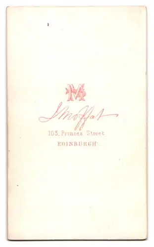 Fotografie Moffat, Edinburgh, ältere Schottin im schlichten Reifrockkleid mit Kopftuch