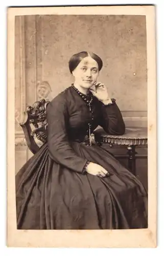 Fotografie Carl Zimmermann, Berlin, junge Frau im schwarzen Kleid mit dicker Perlenkette
